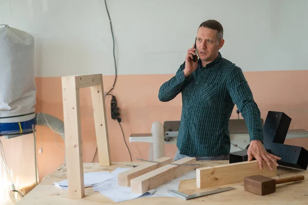 stock image Portrait of a Caucasian man talking on the phone in a workshop