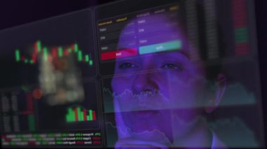 Beyaz kadın HUD menüsüne bakıyor. Borsa tabloları. Simsar Uçbirimi