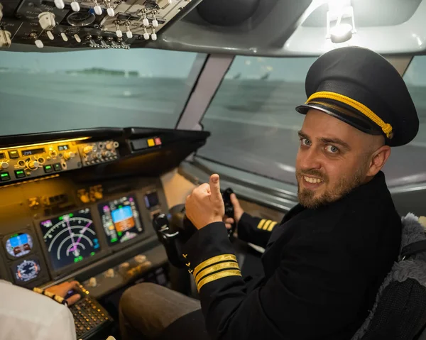 Kaukasischer Bärtiger Mann Der Flugsimulator Lächelt Pilot Cockpit Zeigt Daumen — Stockfoto