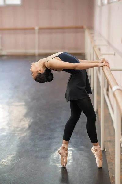 Mujer Asiática Haciendo Ejercicios Flexibilidad Espalda Barra Ballet — Foto de Stock