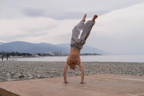Shirtless Blanke Man Doet Acrobatische Wiel Het Strand — Stockfoto