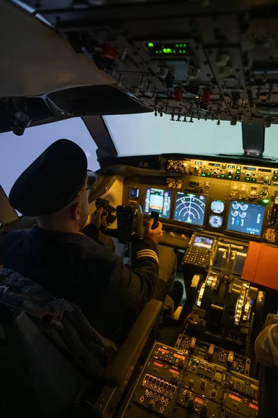 Man Studying Pilot Aircraft Simulator — 스톡 사진