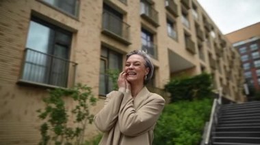 Dışarıdaki Kafkas bir iş kadınının portresi. Video 360 derece. Yavaş çekim