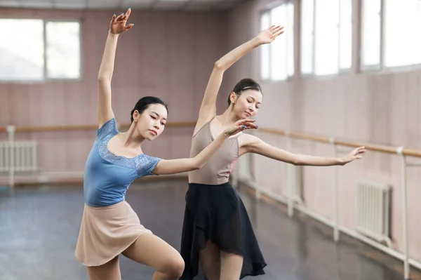 Sınıfta Iki Asyalı Balerin Dans Ediyor — Stok fotoğraf