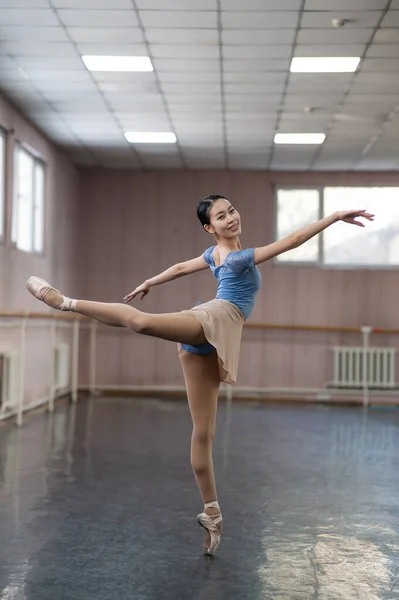 Elegante Bailarina Asiática Body Azul Una Falda Beige Está Ensayando —  Fotos de Stock