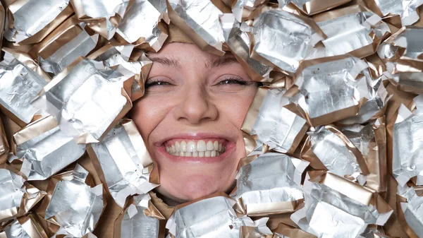 Face Caucasian Woman Surrounded Candy Wrappers — Stockfoto