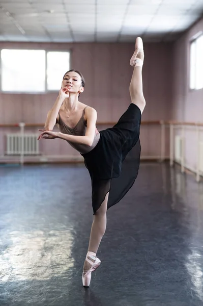 Anmutige Asiatische Ballerina Beigem Body Und Schwarzem Rock Probt Einem — Stockfoto