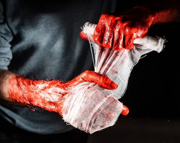Hombre Cubierto Vendas Sangre Sus Manos — Foto de Stock