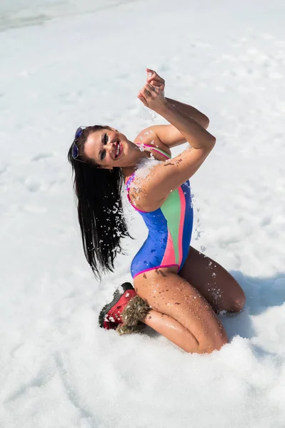 Mujer Caucásica Traje Baño Toma Sol Nieve Invierno —  Fotos de Stock