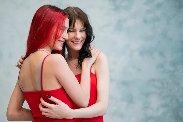 Ett Närporträtt Två Ömt Omfamnande Kvinnor Klädda Identiska Röda Klänningar — Stockfoto