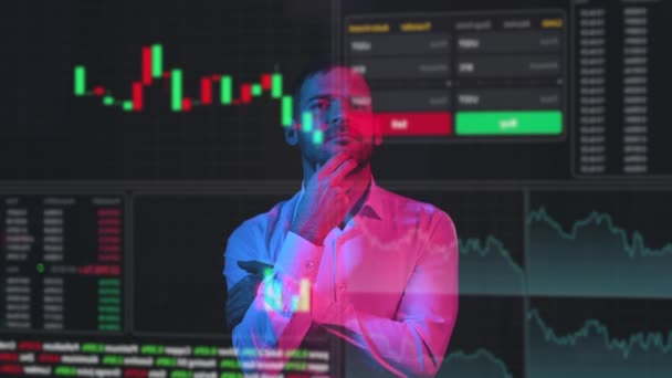 白人ひげを生やした男は仮想スクリーン上の株式チャートを分析している Hudメニュー — ストック動画