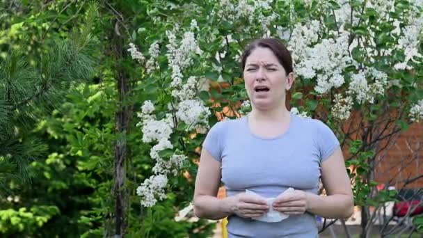 Mujer Caucásica Sufre Alergias Estornudos Mientras Camina Parque — Vídeos de Stock