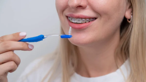 白人妇女用刷子用牙套刷牙 剪下的肖像 — 图库照片