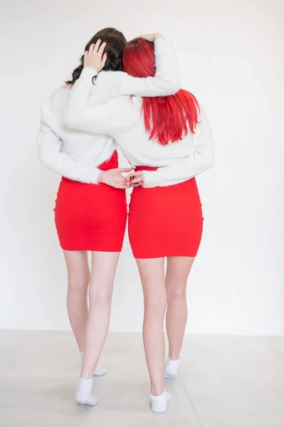 Vue Arrière Deux Femmes Vêtues Robes Rouges Identiques Pulls Blancs — Photo