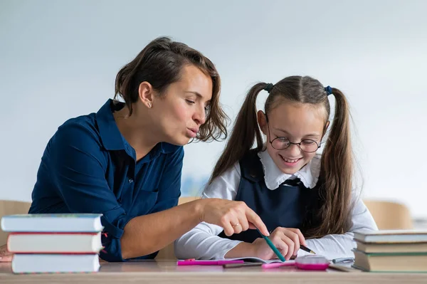 Tanár Elmagyarázza Feladatot Iskoláslánynak Osztályteremben — Stock Fotó