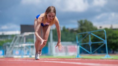 Stadyumdaki bayan koşucu yarışa hazır.