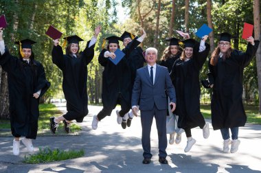 Bir üniversite profesörü ve yedi cüppeli mezun dışarı atlıyorlar.