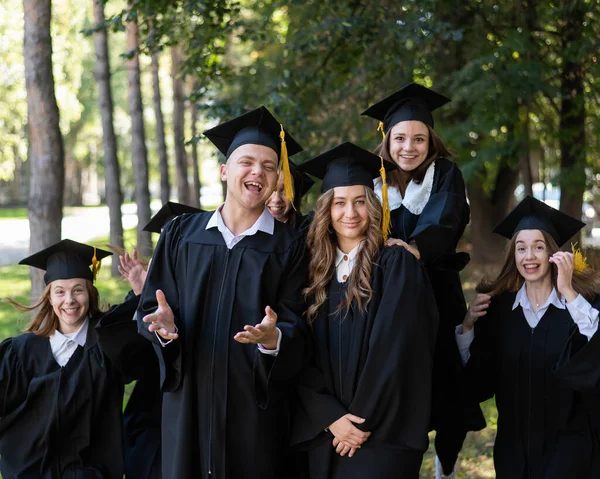 Grupo Graduados Roupões Parabenizar Uns Aos Outros Sua Graduação Livre — Fotografia de Stock