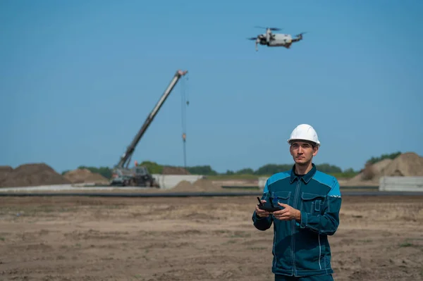 Hombre Con Casco Mono Controla Dron Sitio Construcción Constructor Realiza —  Fotos de Stock