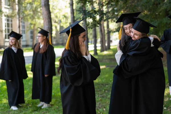 Група Щасливих Студентів Випускних Сукнях Відкритому Повітрі Передньому Плані Двоє — стокове фото