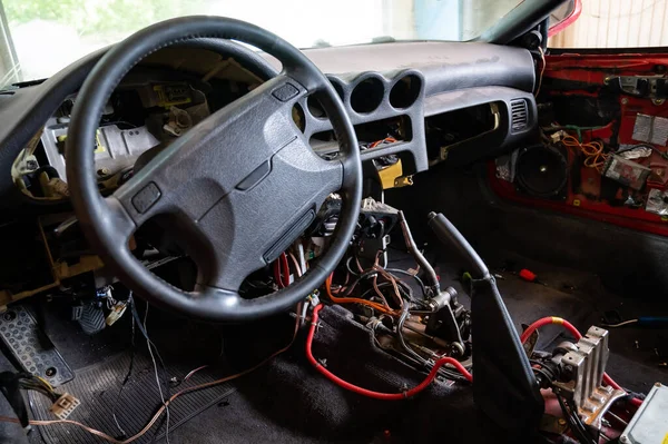 ガレージに分解された電気と車のインテリア — ストック写真