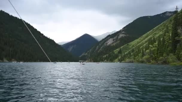 Vista Catamarã Para Lago Montanha — Vídeo de Stock