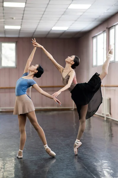 Две Азиатские Балерины Танцуют Классе — стоковое фото