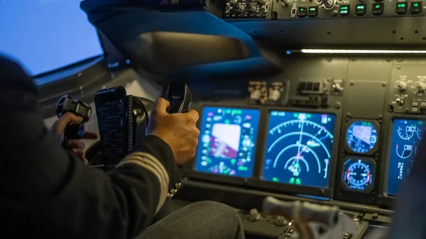 Homem Está Estudar Para Ser Piloto Num Simulador Voo Close — Fotografia de Stock