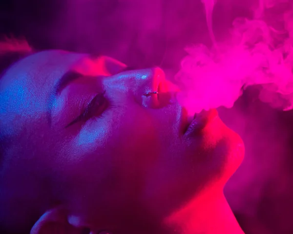 Donna Asiatica Con Taglio Capelli Corto Fumare Luce Neon Ritratto — Foto Stock