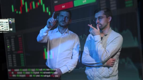 Dois Homens Barbudos Caucasianos Estão Discutindo Gráficos Ações Uma Tela — Vídeo de Stock
