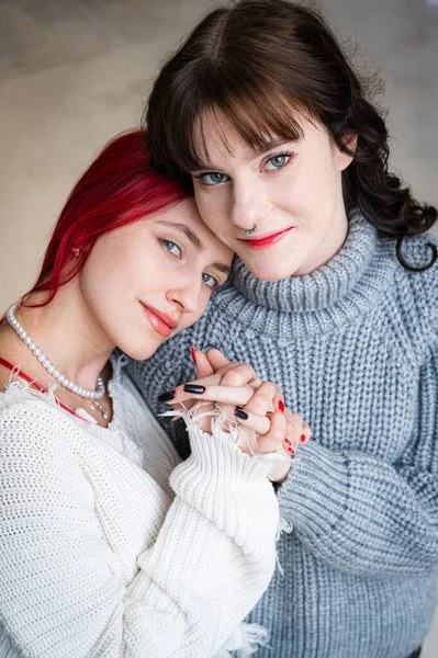 Porträt Zweier Zärtlich Umarmter Frauen Pullovern Lesbische Intimität — Stockfoto