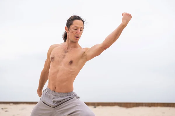 Kaukasischer Mann Praktiziert Kampfkunst Freien Balance Und Meditation — Stockfoto