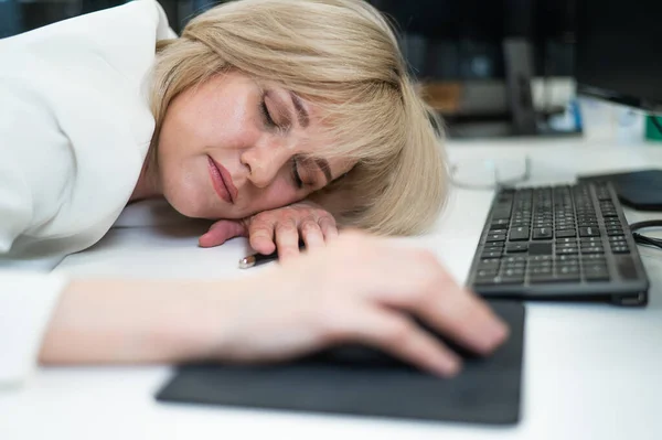 Καυκάσια Ξανθιά Γυναίκα Κοιμάται Στο Γραφείο Της Στο Γραφείο — Φωτογραφία Αρχείου
