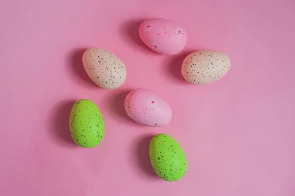 Pembe Arka Planda Boyanmış Bıldırcın Yumurtaları Paskalya Süslemeleri — Stok fotoğraf