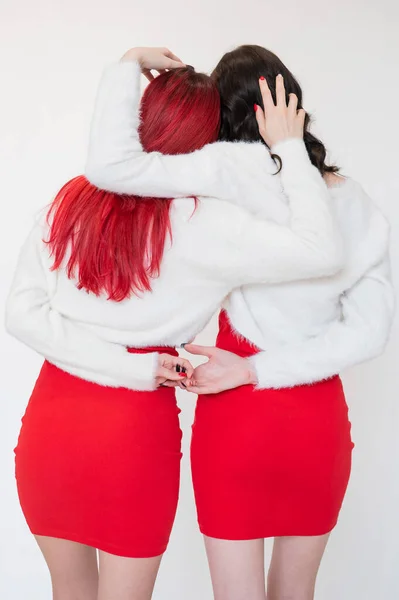 Vue Arrière Deux Femmes Vêtues Robes Rouges Identiques Pulls Blancs — Photo