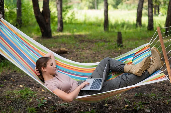 Mulher Caucasiana Trabalhando Laptop Enquanto Sentada Uma Rede Floresta Menina — Fotografia de Stock