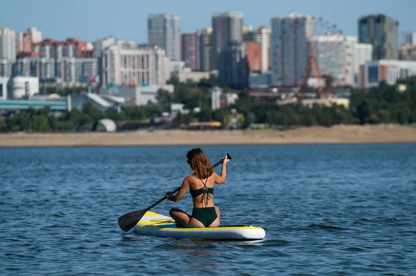 Una Donna Caucasica Sta Cavalcando Sup Sul Fiume Citta Sport — Foto Stock