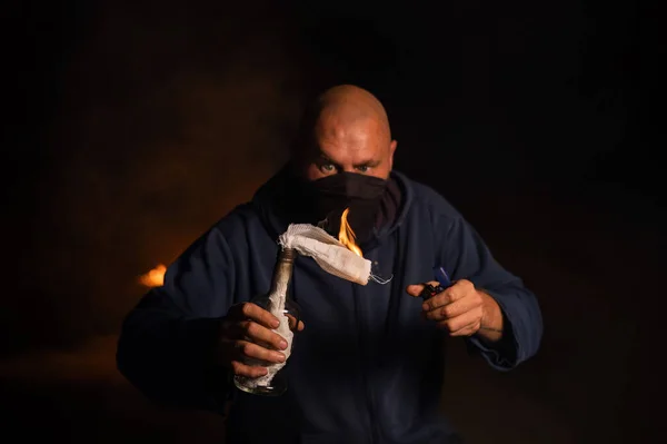 Maskeli Bir Adam Yanan Bir Şişe Tutuyor Molotof Kokteyli — Stok fotoğraf