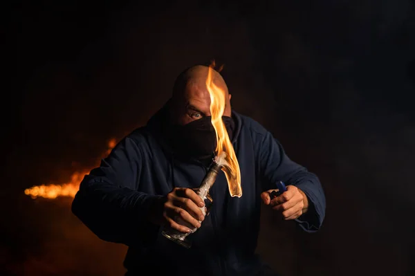 Maskeli Bir Adam Yanan Bir Şişe Tutuyor Molotof Kokteyli — Stok fotoğraf