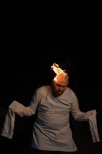Glatzköpfiger Mann Zwangsjacke Mit Brennendem Kopf Vor Dunklem Hintergrund — Stockfoto