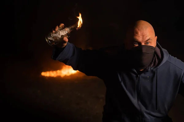 마스크를 남자가 불타는 있습니다 몰로토프 칵테일 — 스톡 사진