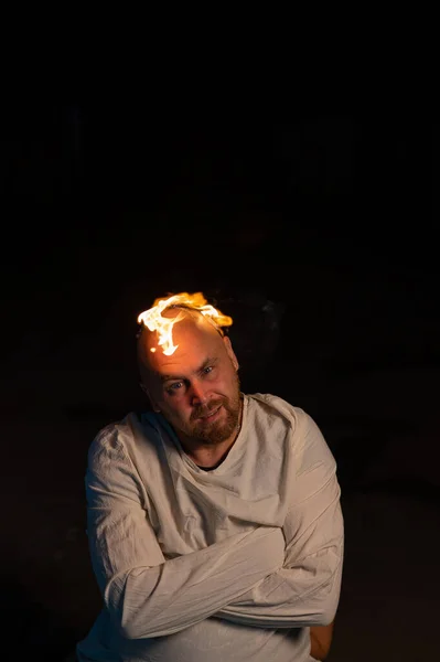 穿着紧身衣的秃头男人 头上火热的 背景漆黑 — 图库照片