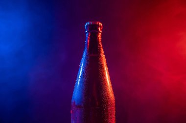 Mavi pembe sisli cam bira şişesi..