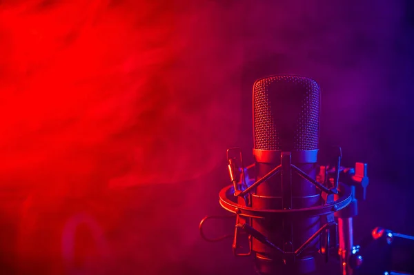 Professionele Microfoon Roze Rook Een Zwarte Achtergrond — Stockfoto