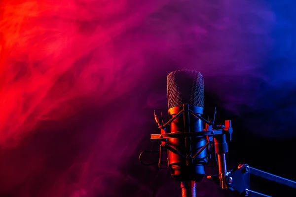 Professionele Microfoon Roze Rook Een Zwarte Achtergrond — Stockfoto