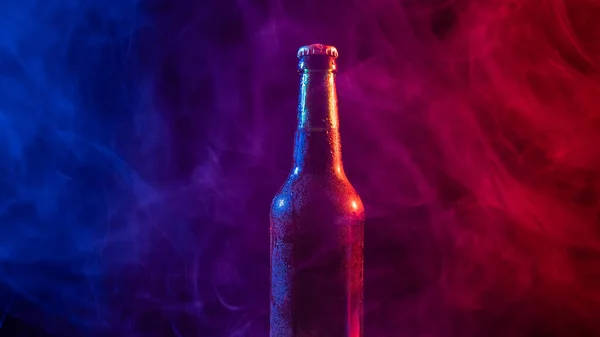 Garrafa Vidro Cerveja Névoa Rosa Azul — Fotografia de Stock