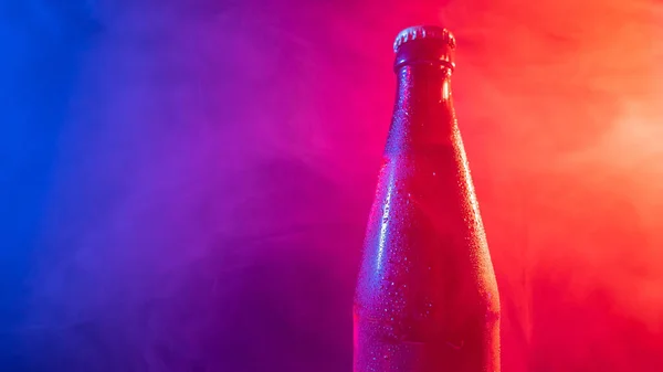 Skleněná Láhev Piva Modré Růžové Mlze — Stock fotografie
