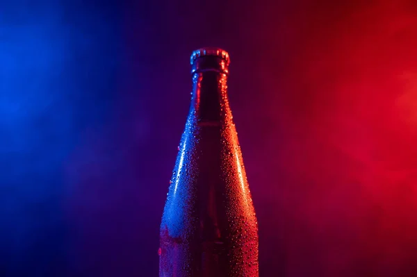 Стеклянная Бутылка Пива Голубом Розовом Тумане — стоковое фото