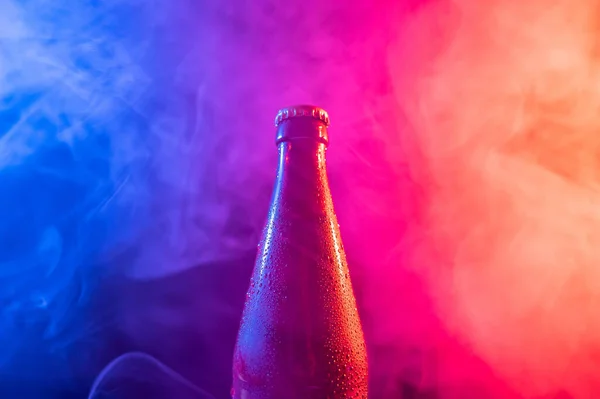 Botella Vidrio Cerveza Niebla Rosa Azul —  Fotos de Stock