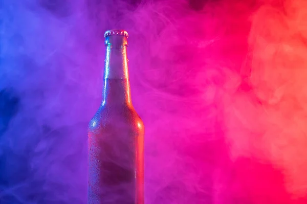 Стеклянная Бутылка Пива Голубом Розовом Тумане — стоковое фото